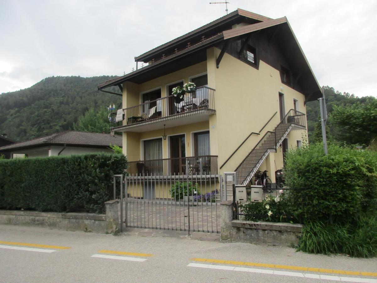 La Perla Del Lago Apartment Calceranica al Lago Luaran gambar